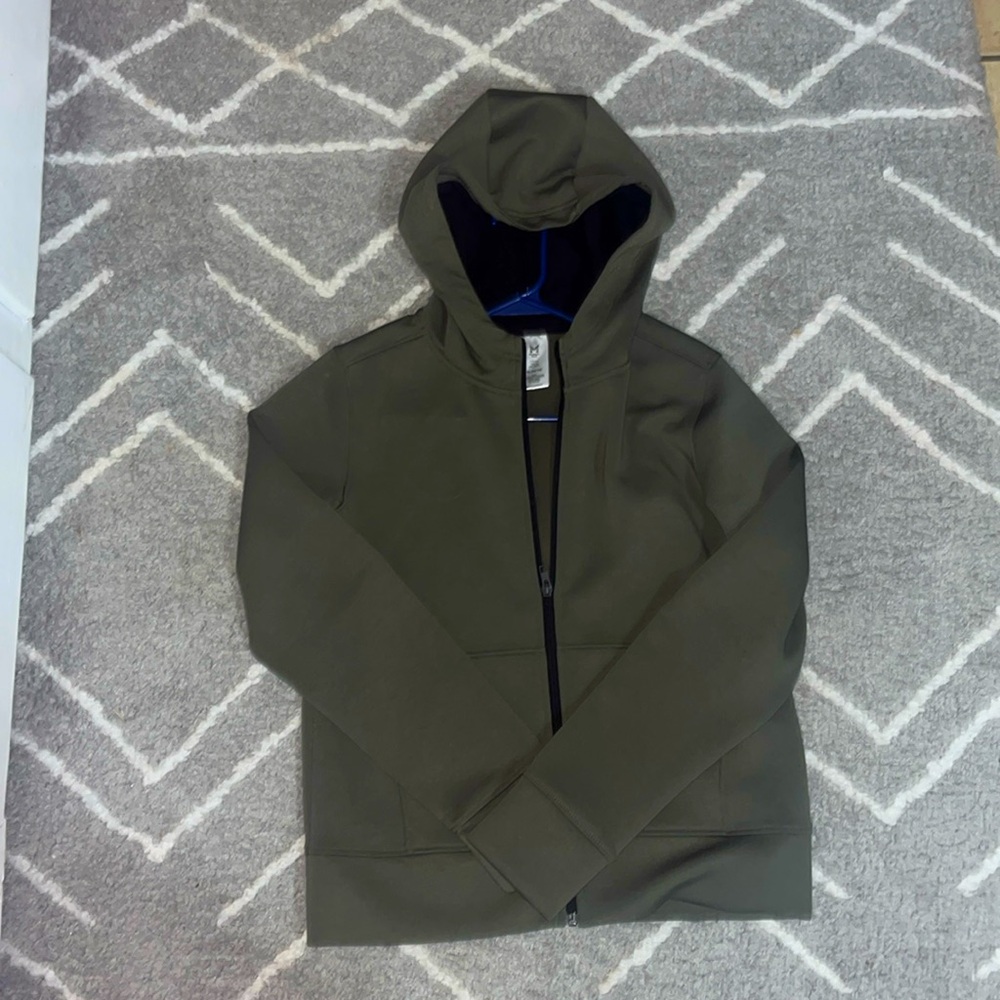 new! so soft a small woman can also wear it very comfortable smoke free